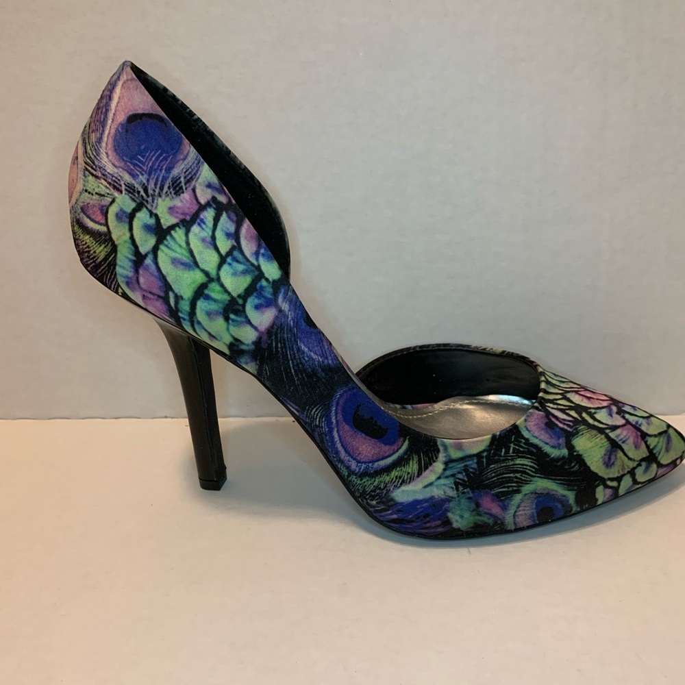 BCBG peacock heel